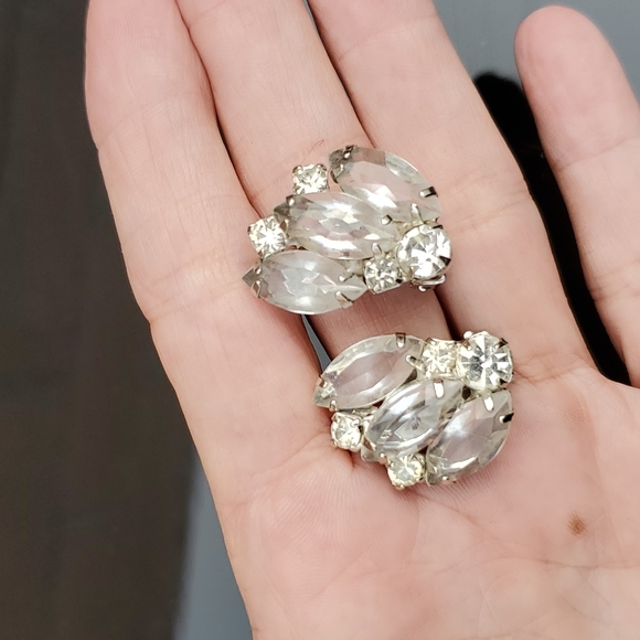 Vintage Jewelry - Vintage Silvertone clear rhinestones prong set clip ons unsigned